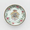 Soucoupe, partie d'un service en porcelaine de la compagnie des Indes aux armes de la famille Bouczo du Rongouët, image 2/2