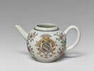 Théière, partie d'un service en porcelaine de la compagnie des Indes aux armes de la famille Bouczo du Rongouët, image 2/4