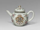 Théière, partie d'un service en porcelaine de la compagnie des Indes aux armes de la famille Bouczo du Rongouët, image 1/4