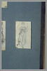 Une femme, debout, tenant un objet dans sa main gauche, image 2/2