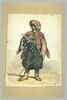 Un turc debout, coiffé d'un turban rayé de rouge, de jaune et de blanc, image 2/2