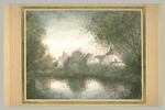 Rivière et rive avec maisons et arbres, dans un brouillard léger, image 2/2