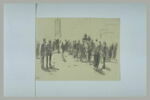Passants dans une rue, image 2/2