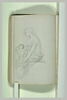 Femme assise, à moitié dévêtue, un enfant dans les bras, image 2/2