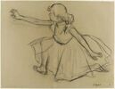 Jeune danseuse agenouillée étendant un bras droit vers la gauche, image 1/2