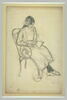 Jeune fille assise dans un fauteuil de jardin, lisant, de trois quarts, image 2/2