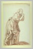 Une femme debout, penchée, les mains jointes, image 2/3