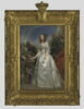 Portrait en pied de la duchesse de Nemours, dans un jardin, image 2/3