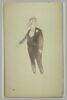 Homme en habit, debout, de face, image 2/2