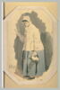 Femme en jupon bleu et camisole blanche, un bonnet sur la tête, image 2/2