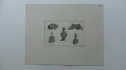 Cinq ornements, objets de bijouterie, un vase avec couvercle à rubans au milieu, image 2/2