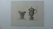 Deux vases dont un a un chiffre enlaçé dans le bas, image 2/2