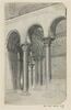 Intérieur d'église avec colonnes et chapiteaux, image 1/2