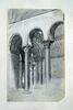 Intérieur d'église avec colonnes et chapiteaux, image 2/2