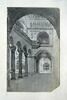 Intérieur d'église : vue d'un des bas côtés avec colonnes et chapiteaux et frise de personnages en hauteur, image 2/2